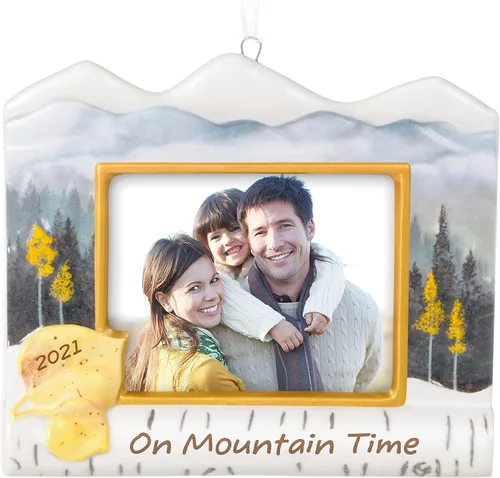 Hallmark Keepsake Adorno de Navidad 2021 con fecha de año, marco de fotos en la montaña de porcelana On Mountain Time - Marco de fotos de porcelana