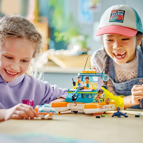 Miniatura 4 de LEGO Friends Sea Rescue Boat 41734 - Juego de juguetes de construcción para niños y niñas a partir de 7 años que aman el mar, incluye 4 mini
