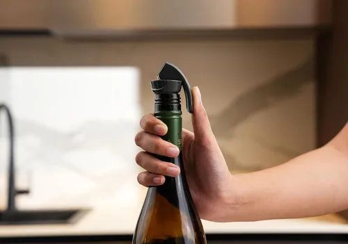 Miniatura 3 de Zyliss Juego de 2 tapones para botellas, selladores reutilizables a prueba de fugas para vino y bebidas con asas ergonómicas de paja de trigo, sello