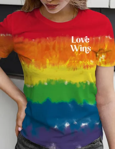 Miniatura 2 de Camiseta de manga corta con texto en inglés "Be You" para mujer, con estampado de arcoíris y texto en inglés "Love Wins