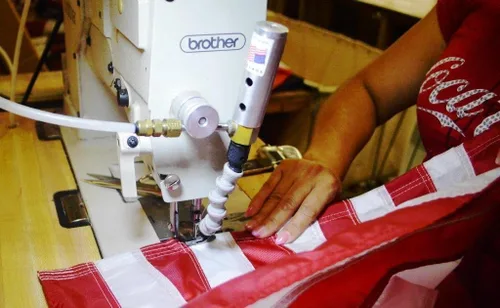 Miniatura 5 de US Flag Factory Bandera estadounidense de 3 x 5 pies (rayas cosidas, estrellas impresas) nailon SolarMax para exteriores, fabricado en Estados Unidos