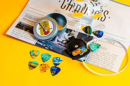 Miniatura 7 de Púas de guitarra Cheliz 12 púas de celuloide de calibre medio en una caja con soporte para púas. Regalo único de guitarra para bajo, guitarras Van