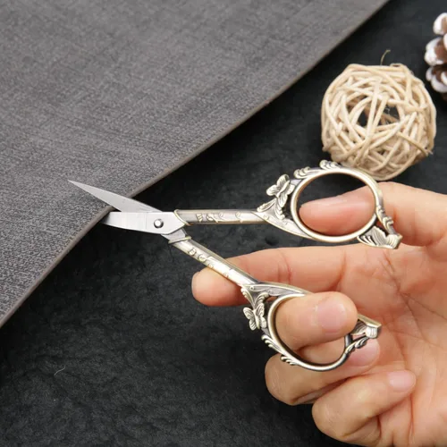 Miniatura 4 de Tijeras Artísticas Vintage para Manualidades Pequeñas de 4.6 Pulgadas Herramienta Afilada de Costura y Bordado - Mango de Mariposa de Bronce Marrón