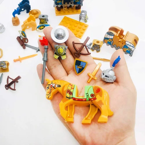Miniatura 6 de Miutrue Accesorios de armas medievales, juguete de bloques de caballeros con figuras (10 juegos de armas y 4 juegos de caballos y 10 figuras)
