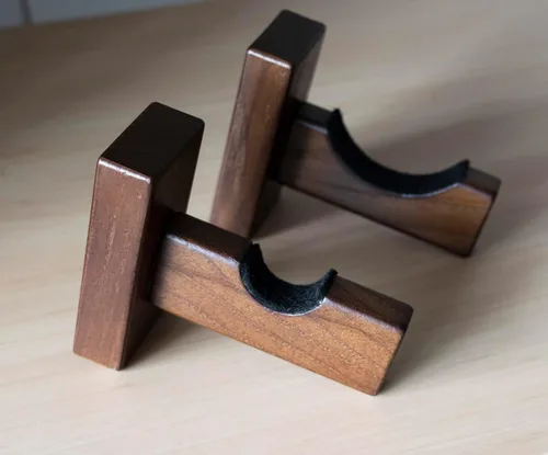 Miniatura 7 de Orga'Neat Vitrina de Exhibición para Bate de Béisbol, Soporte de Pared para Bate con Colgador, Estante Horizontal de Nogal Macizo con Forro Marrón