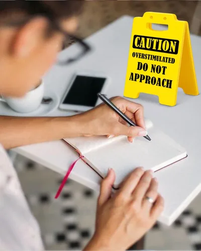 Miniatura 4 de Divertida decoración de escritorio de oficina sobreestimulada con texto en inglés "Do Not Approach Caution", decoración de cubículo de oficina