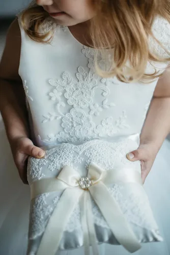 Miniatura 4 de Juego de almohada y cesta de anillo de marfil Colección de encaje niña de flores y cesta de bienvenida para invitados, cestas de boda hechas a