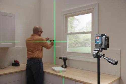 Miniatura 8 de Bosch GLL50-20G - Láser autonivelante de línea cruzada de haz verde de 50 pies, incluye soporte magnético integrado, 2 baterías AA y funda blanda