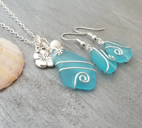 Miniatura 5 de Juego de collar de cristal de mar azul turquesa envuelto en alambre + aretes, piedra natal de diciembre, hibisco y perla de agua dulce