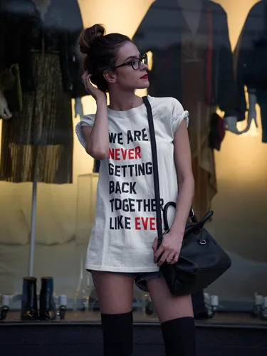 Miniatura 2 de Camiseta unisex con texto en inglés We are Never Getting Back Together Like Ever