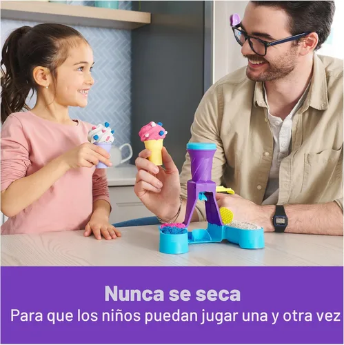 Miniatura 6 de Kinetic Sand, Estación de servicio suave con arena de juego de 14 onzas (azul, rosa y blanco), 2 conos de helado y 2 herramientas, juguetes