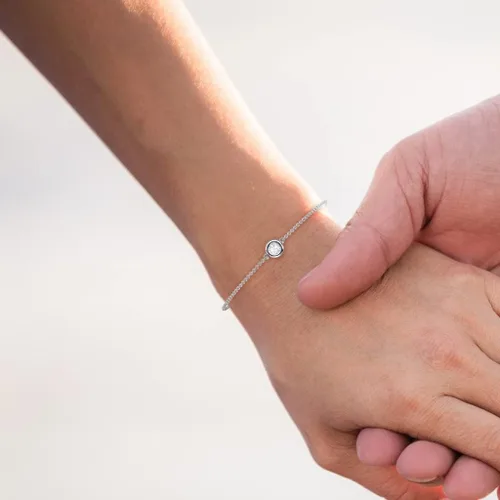 Miniatura 5 de Pulsera minimalista de oro de 14 quilates con zafiro blanco redondo de 0,17 quilates