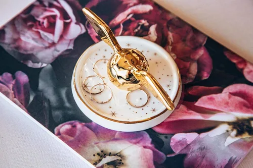 Miniatura 3 de Harry Potter Golden Snitch Bandeja de cerámica para baratijas Detalles decorativos dorados con temática de quidditch Plato de almacenamiento