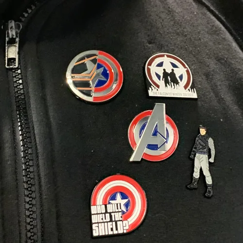 Miniatura 5 de Marvel Studios: The Falcon y The Winter Soldier - Juego de 5 pines de solapa con base de metal y esmalte con caja circular de 6.3 pulgadas