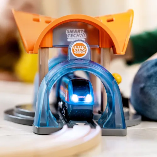 Miniatura 2 de BRIO 33973 Smart Tech Sound Action Tunnel Station Juego de tren de juguete de madera para niños a partir de 3 años