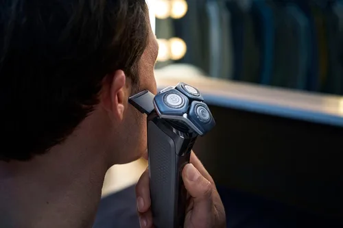 Miniatura 12 de Philips Norelco Shaver 7600, afeitadora eléctrica recargable en seco y húmedo con tecnología SenseIQ, cápsula de limpieza rápida, estuche de viaje