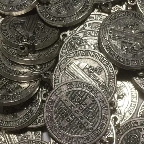 Miniatura 3 de Lote de 50 medallas de San Benito de Nursia Patron Against Evil 10in anillo ovalado tono plateado Sin gemas