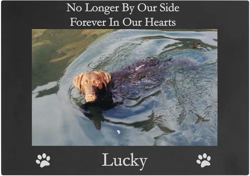 No Longer by Our Side Forever in Our Hearts – Marco de fotos personalizado para colgar o mesa de aluminio anodizado grabado – Añade el nombre de tu
