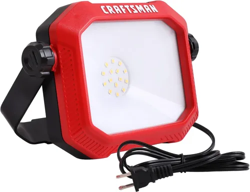 CRAFTSMAN Luz de trabajo portátil inclinable LED de 1100 lúmenes 4000K en rojo con soporte giratorio de metal ajustable 2 en 1 y asa, lente de