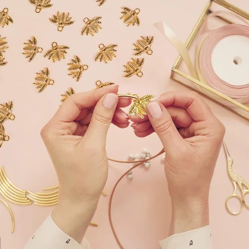 Miniatura 6 de QXUJI - 100 dijes de aleación de abeja para hacer joyas, dijes de abeja de metal, para collares, pulseras, aretes, accesorios de fabricación