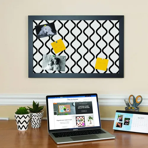 Miniatura 3 de PinPix Tablero de anuncios de corcho de 13 x 13 pulgadas. Este tablero decorativo enmarcado viene con diseño de ondas en blanco y negro y un marco