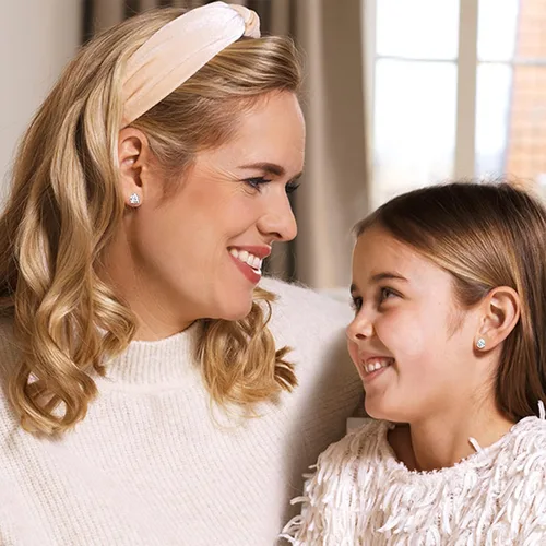 Miniatura 8 de ChicSilver Aretes pequeños con inicial para mujer, plata de ley 925 con circonita cúbica, hipoalergénicos (con caja de regalo)