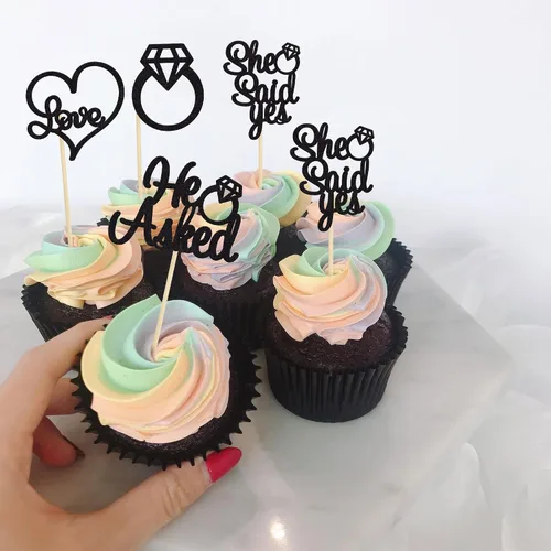 Miniatura 4 de Gyufise Paquete de 24 adornos para cupcakes con purpurina negra con la frase "He Asked She Said Yes" para cupcakes, anillos de corazón con purpurina