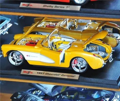 Miniatura 5 de Vitrina fundida a presión a escala 1/18 con protección UV, bloqueable con espejo trasero, modelo de autos con capacidad para 8 Nuez
