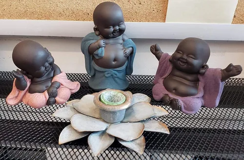 Kingzhuo Estatua de Buda de cerámica pequeña linda figura de monje figura de Buda decoración del hogar manualidades creativas para bebés, adornos de
