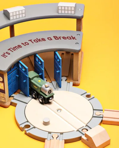 Miniatura 5 de Pista de tren de madera SainSmart Jr. con casa de locomotoras - Juguete ferroviario para niños pequeños, pistas de doble cara compatibles con todas