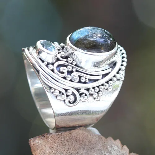 Miniatura 2 de NOVICA Anillo de plata de ley 925 con labradorita y topacio azul hecho a mano con texto en inglés "Misty Starlight
