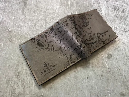 Miniatura 23 de Billetera vintage hecha a mano para hombre – Cuero auténtico plegable con grabado de mapa, regalo personalizable, Castaño, medio, Billetera plegable