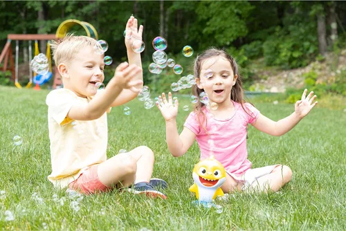 Miniatura 6 de Little Kids Baby Shark - Máquina musical de burbujas SIN derrames, juguete de burbujas para bebés, niños pequeños y, exclusivo de juguetes de Amazon