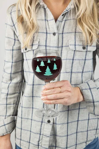 Miniatura 8 de BigMouth Inc. The Flannel Shirt - Copa de vino de 14 onzas con gráficos de árbol de hoja perenne, incluye camisa de franela extraíble con frases