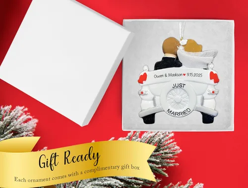 Miniatura 2 de Adorno personalizado de nuestro primer matrimonio de Navidad 2026 Pareja recién casada en auto de boda vintage para árbol de Navidad Regalo