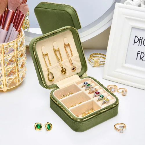 Miniatura 4 de Joyero de viaje, pequeño joyero de terciopelo de felpa para mujeres y niñas, organizador portátil de joyería para anillos, aretes, collares