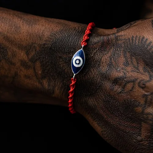 Miniatura 2 de KARMA AND LUCK Pulsera de hilo rojo Fearless Gaze