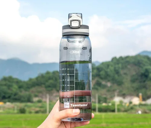 Miniatura 6 de Botella de agua deportiva de 30 onzas con marcadores de tiempo, botella grande y duradera de plástico para gimnasio, Tritan sin BPA, transparente