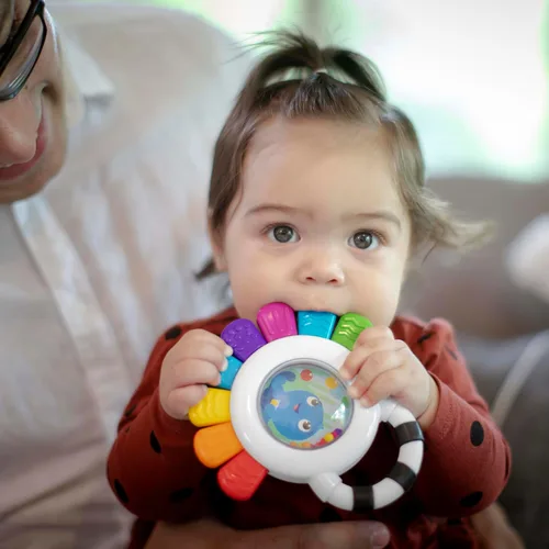Miniatura 8 de Baby Einstein Outstanding Opus The Octopus - Sonajero sensorial y mordedor, juguete multiusos, sin BPA y refrigerable, 3 meses en adelante, Sonajero
