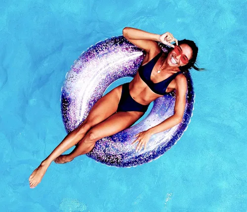 Miniatura 2 de PoolCandy Tubo de piscina Galaxy Glitter de 48 pulgadas – Anillo de natación inflable jumbo para espacio profundo con purpurina holográfica rosa