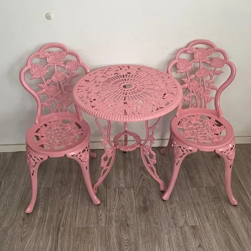 Miniatura 3 de Juego de 2 mesas y sillas de aluminio fundido para exteriores, 3 piezas, con agujero para sombrilla para patio, jardín (rosa, rosa)