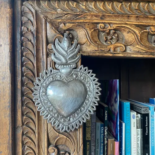 Miniatura 5 de Decoración de pared de corazón de metal Milagro, corazón flameante, hecho a mano, 7 x 10 pulgadas, Haití, adorno, hecho a mano, adornos únicos