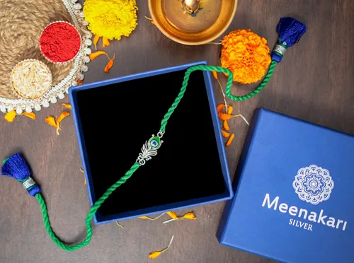 Miniatura 3 de Meenakari 925 plata esterlina Morpankh pluma de pavo real Krishna Rakhi pulsera conjunto con Roli Chawal y tarjeta de felicitación Rakshabandhan