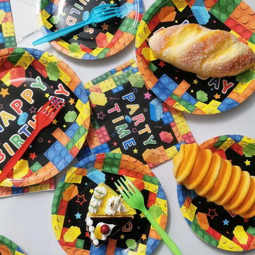 Miniatura 7 de gisgfim 96 piezas de suministros para fiesta de cumpleaños con bloques de construcción, platos de papel, servilletas, bloques coloridos, decoración