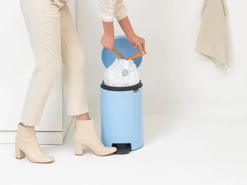 Miniatura 8 de Brabantia NewIcon - Cubo de basura con pedal de cierre suave para cocina, con cubo extraíble, 3.2 galones, azul soñado Azul (Dreamy Blue)
