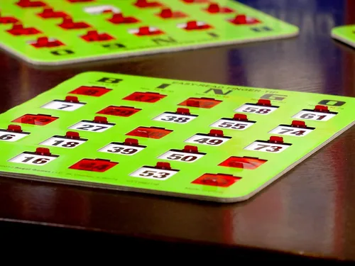 Miniatura 7 de Regal - Juego de bingo para adultos y niños, 50 tarjetas de bingo con ventanas deslizantes, tarjetas de bingo reutilizables y grandes, 1 tablero