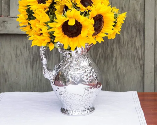 Miniatura 7 de Arthur Court Jarra de metal para viñedos, diseño de uva, arena fundida en aluminio con diseño pulido a mano, jarra de agua sin deslustre para agua