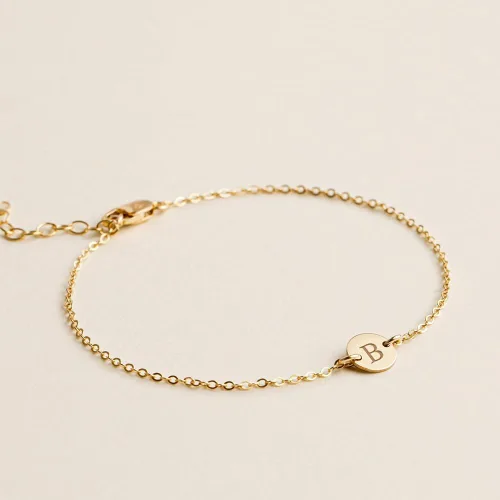 Miniatura 6 de Pulsera de acero inoxidable chapada en oro de 18 quilates, pulsera personalizada con dije de letra, pequeño disco delicado con monograma, pulsera