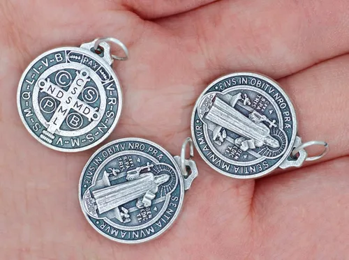 Miniatura 4 de Caritas et Fides Paquete de 10 colgantes de medalla de San Benito 34 pulgadas redondas de plata oxidadas de San Benito para collar medallas