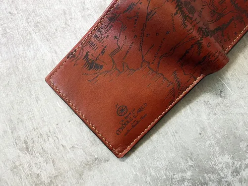 Miniatura 4 de Billetera vintage hecha a mano para hombre – Cuero auténtico plegable con grabado de mapa, regalo personalizable, Castaño, medio, Billetera plegable